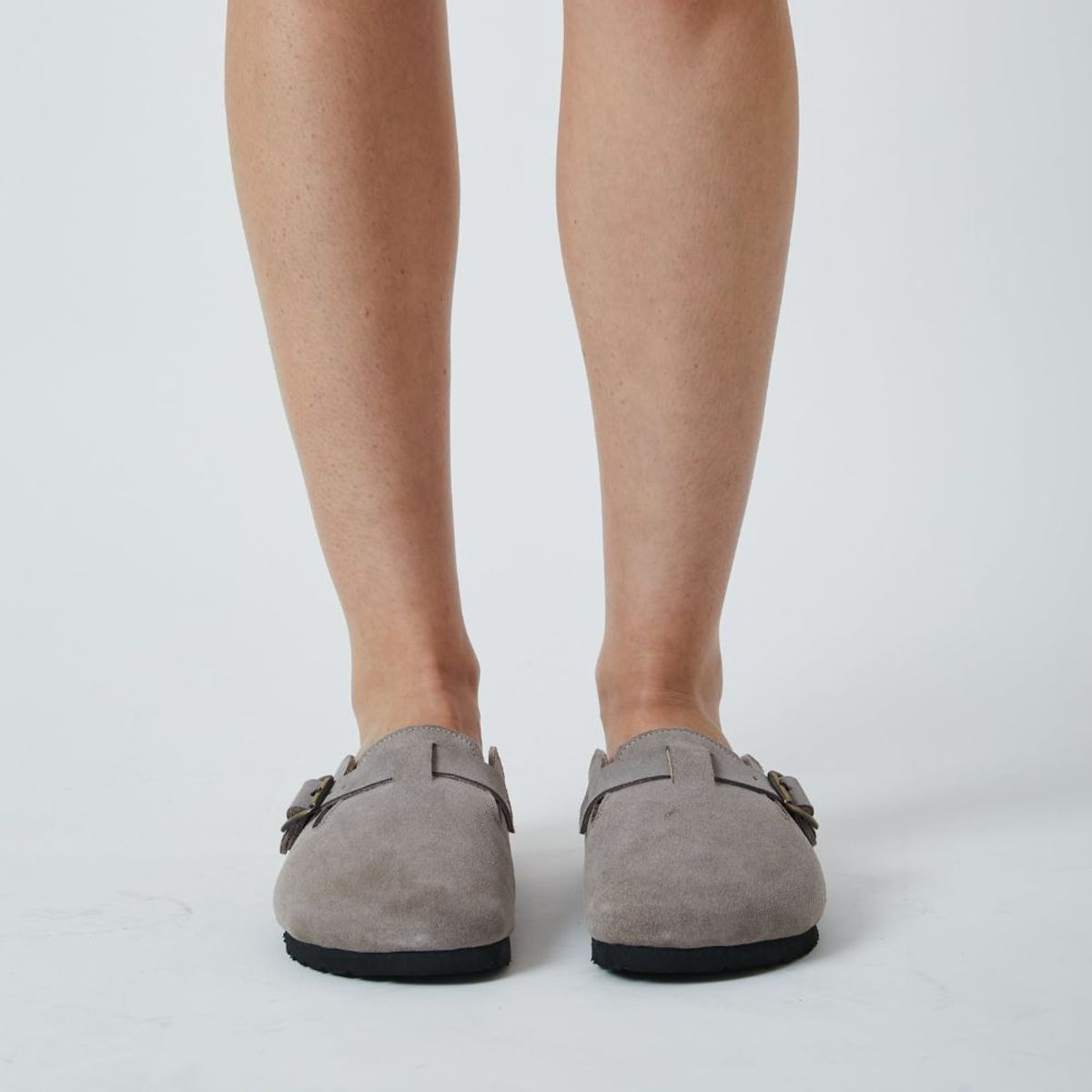 WHITE - Zuecos Chloe de cuero color plomo