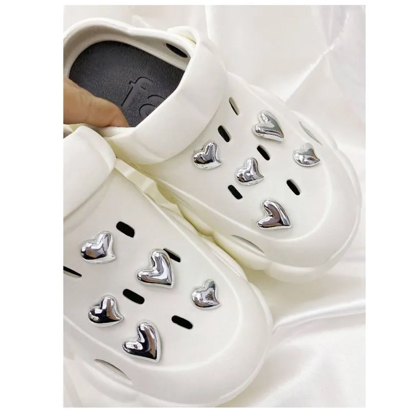 GENERICO - PINES PARA CROCS DE CORAZON METALICO X 10PZ