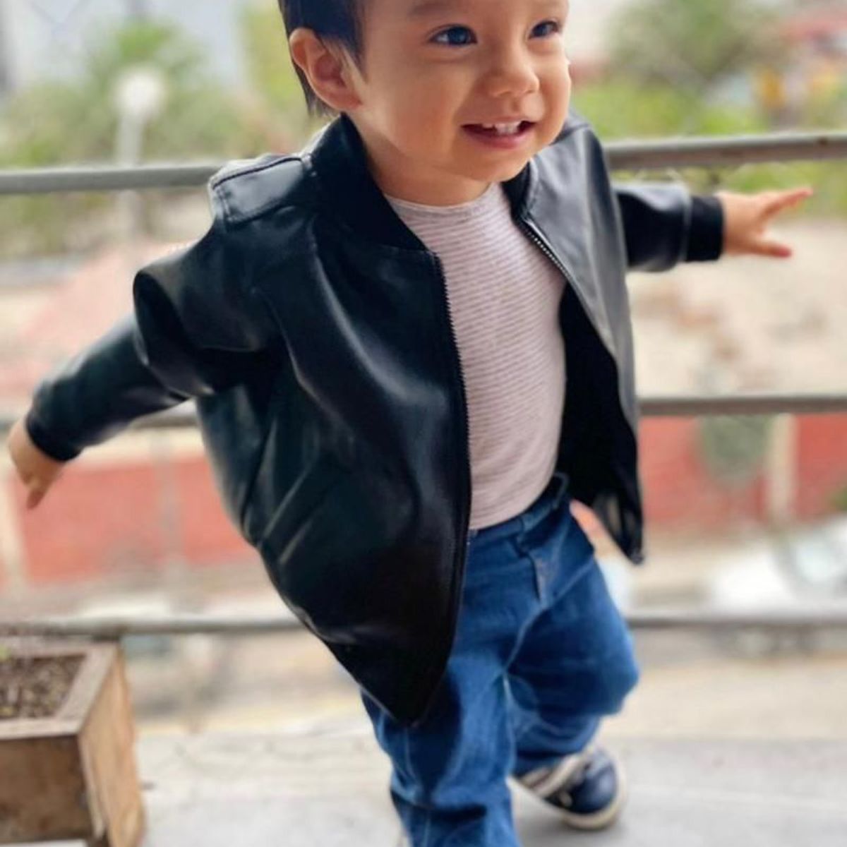 GENERICO - Casaca de cuerina negra Sofi y Mati