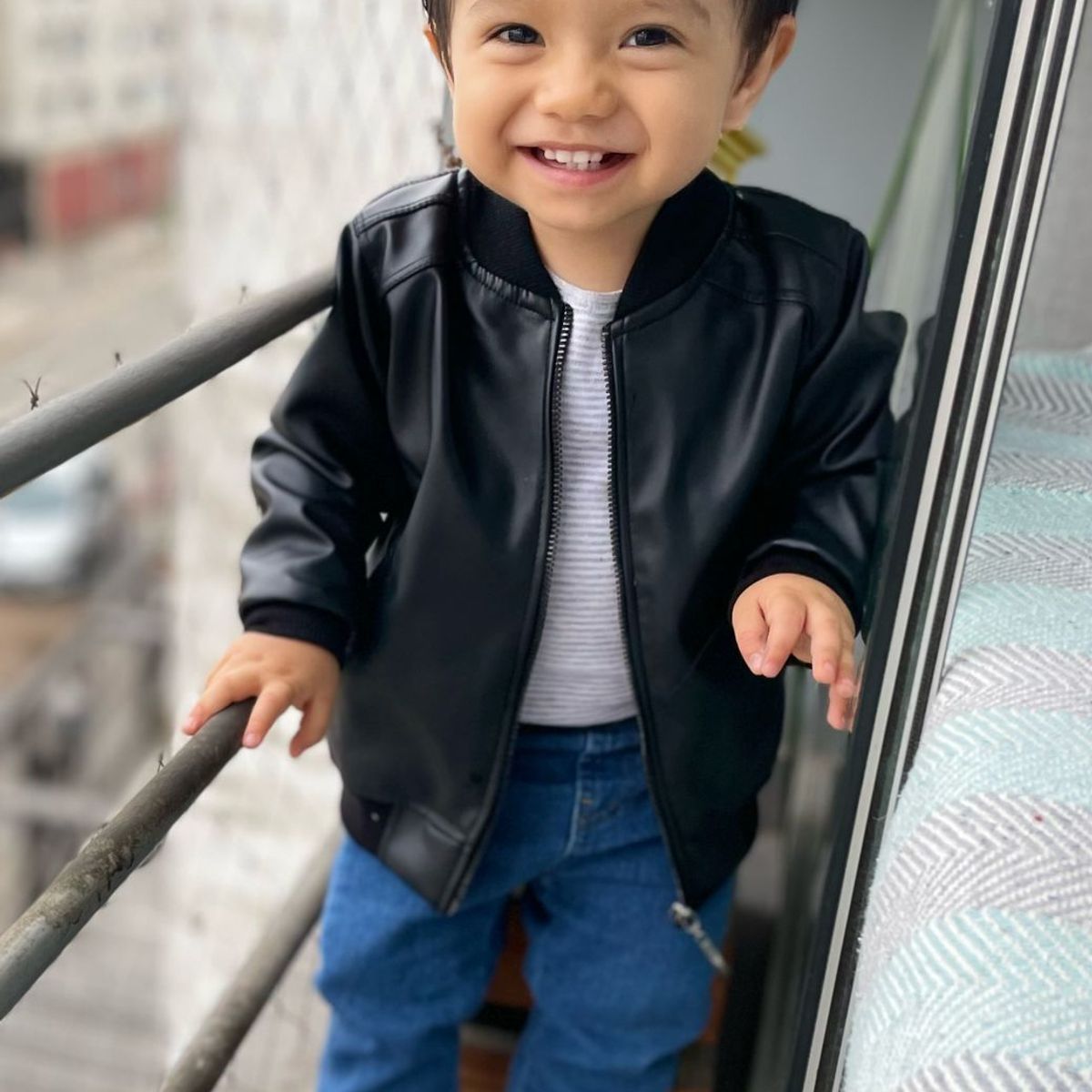 GENERICO - Casaca de cuerina negra Sofi y Mati