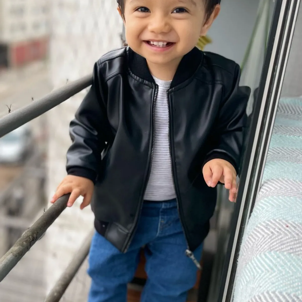 GENERICO - Casaca de cuerina negra Sofi y Mati