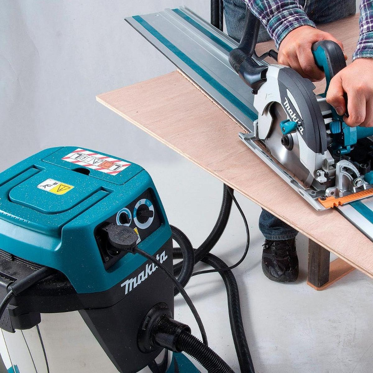 MAKITA - Makita Aspiradora Húmedo Y Seco 1050W Polvo-32L Agua-27L