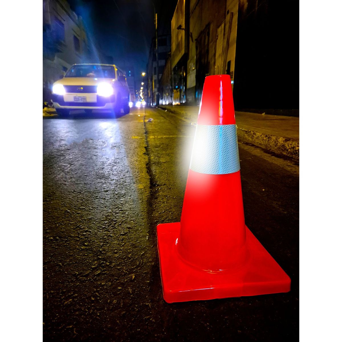 GENERICO - CONO DE TRAFICO PVC 18 PULG CON CINTA REFLECTIVA