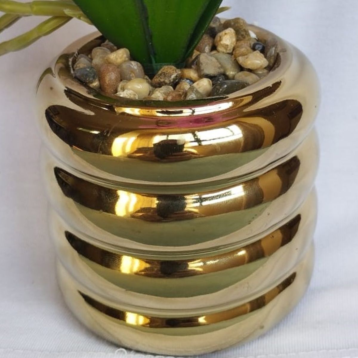 GENERICO - Orquídea Amarilla con Base Dorada