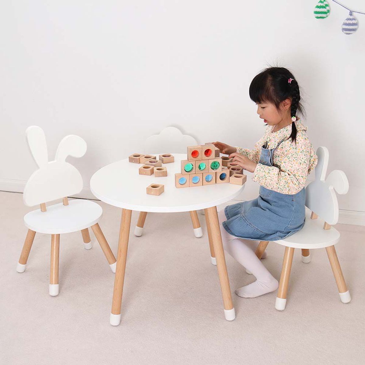 BABYKISS - SET DE 01 MESA Y 02 SILLAS MONTESSORI DISEÑO CONEJO BLANCO
