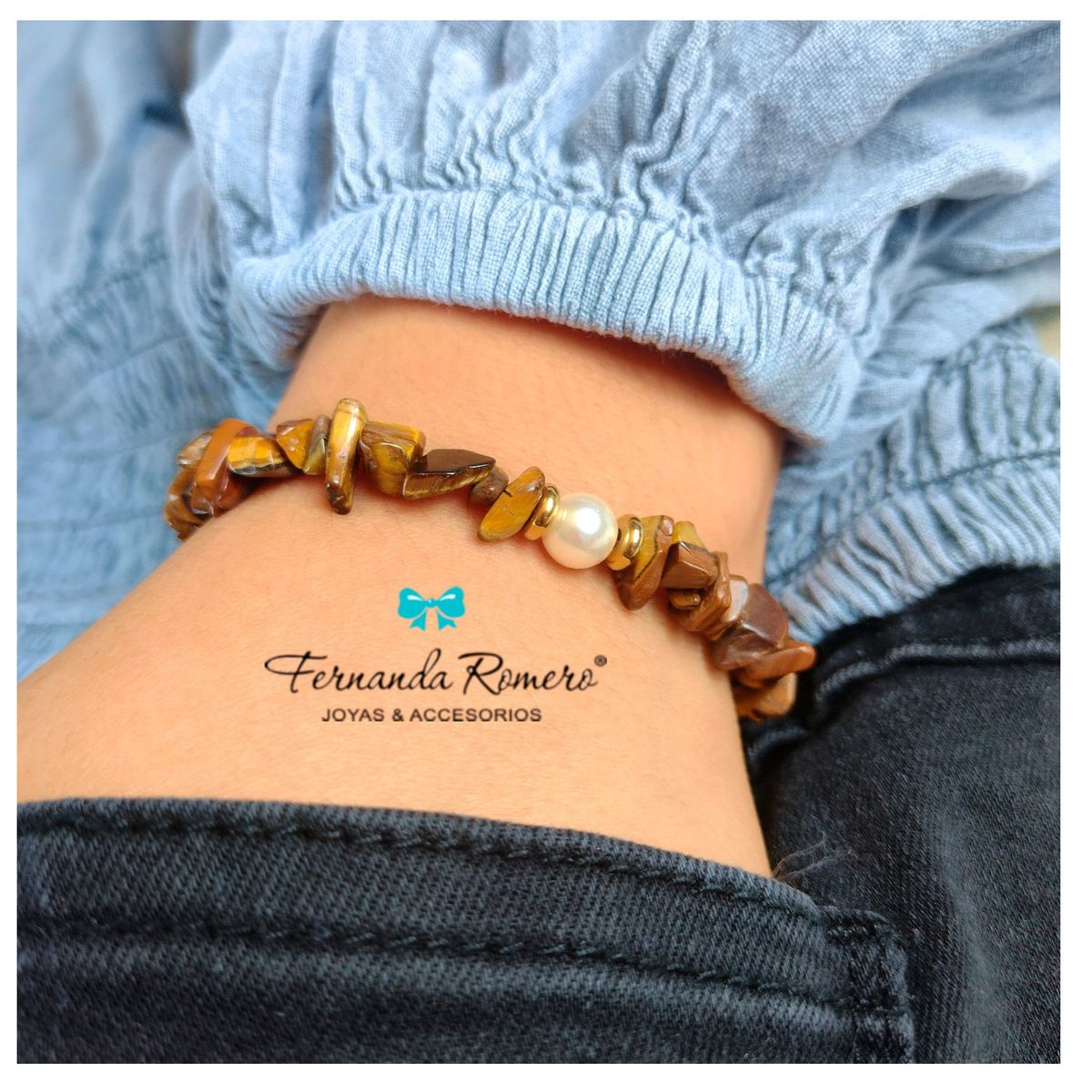 FERNANDA ROMERO JOYAS Y ACCESORIOS - Pulsera de Cascajo de Ojo de Tigre Perla en el centro y acero dorado