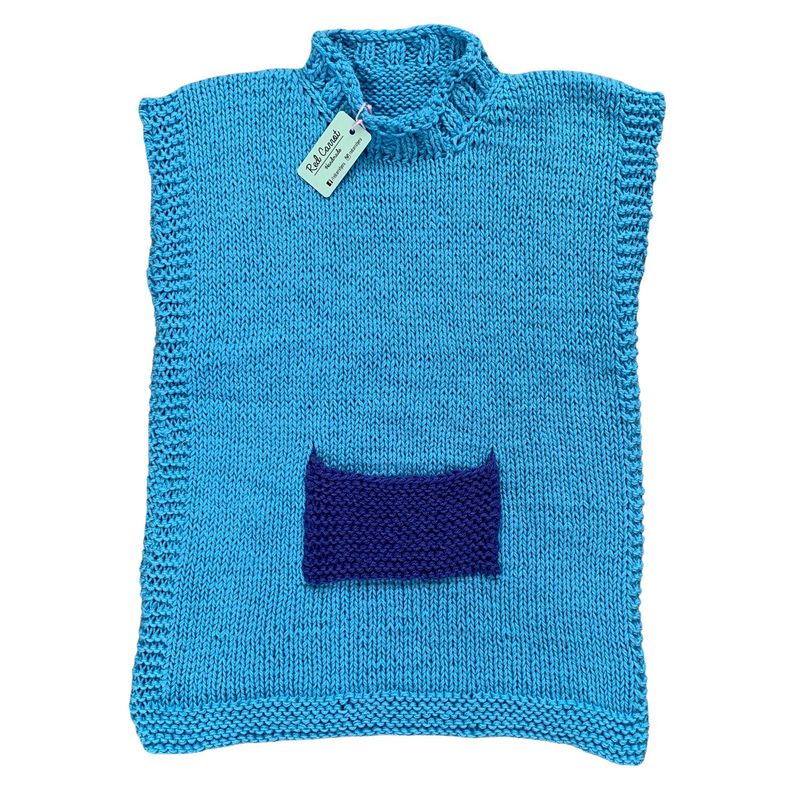 RED CARROT - Chaleco tejido a mano celeste con bolsillo morado azul