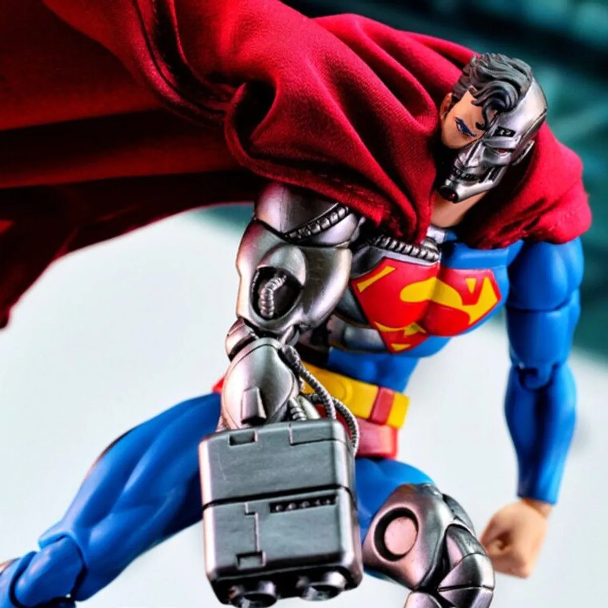 DC COMICS - Figura de Accion The Return of Superman MAFEX 164 Cyborg
