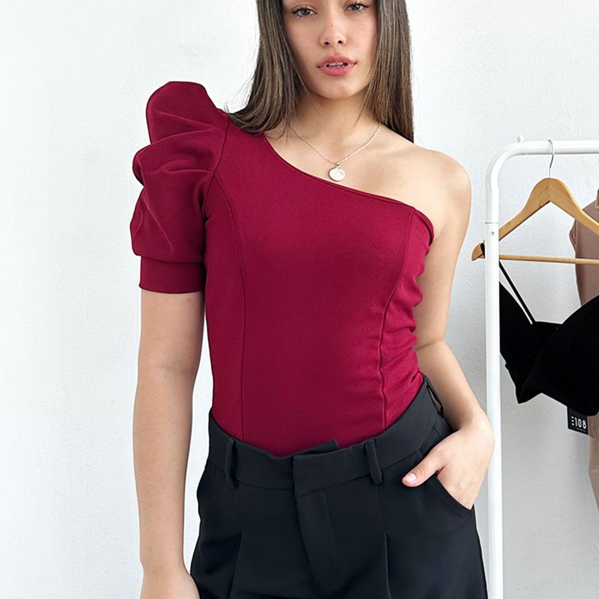 GENERICO - Polo Asimetrico Manga Abullonada Dasha Color Vino Estacion 108