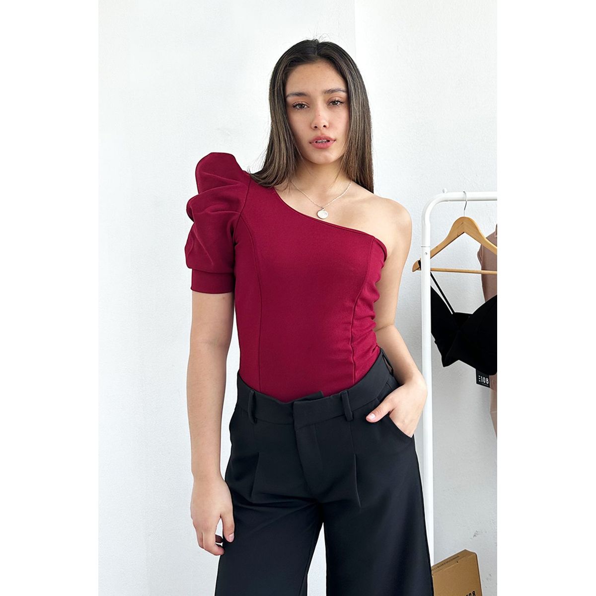 GENERICO - Polo Asimetrico Manga Abullonada Dasha Color Vino Estacion 108