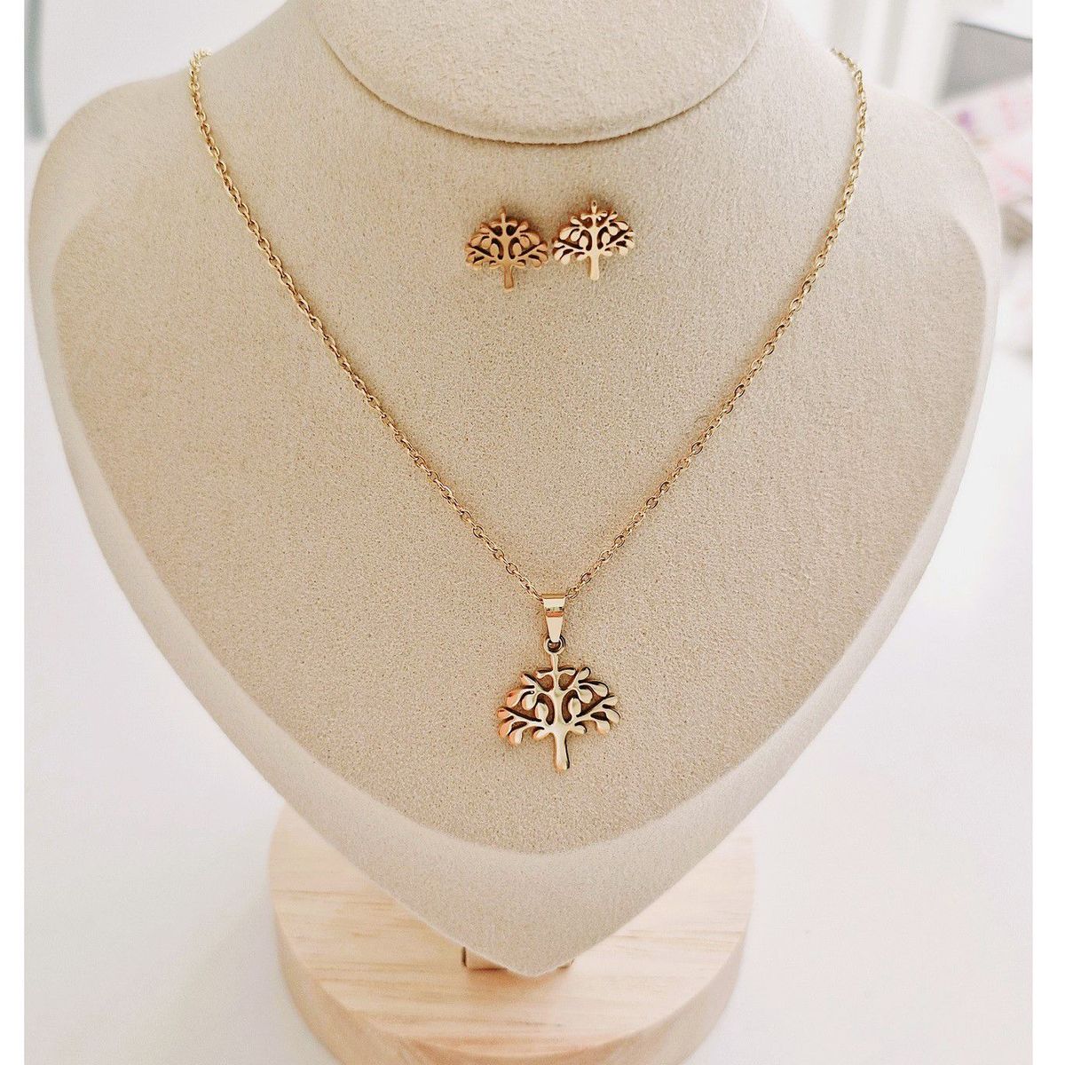 FERNANDA ROMERO JOYAS Y ACCESORIOS - Set Collar y Aretes Arbol de la vida - Acero Dorado - Lindo