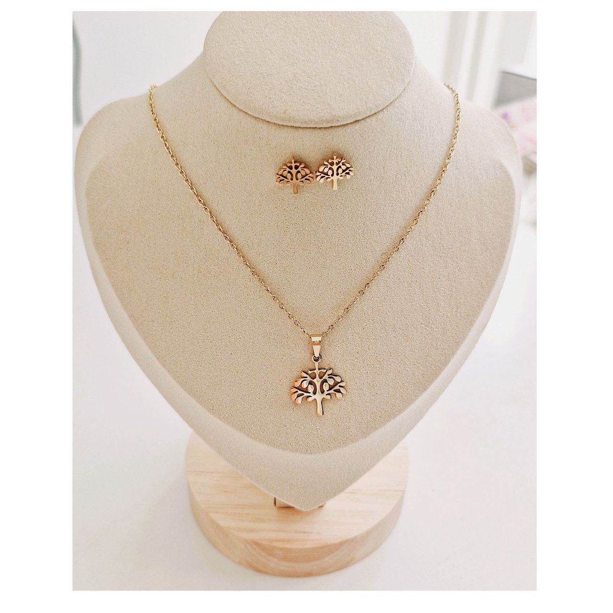 FERNANDA ROMERO JOYAS Y ACCESORIOS - Set Collar y Aretes Arbol de la vida - Acero Dorado - Lindo