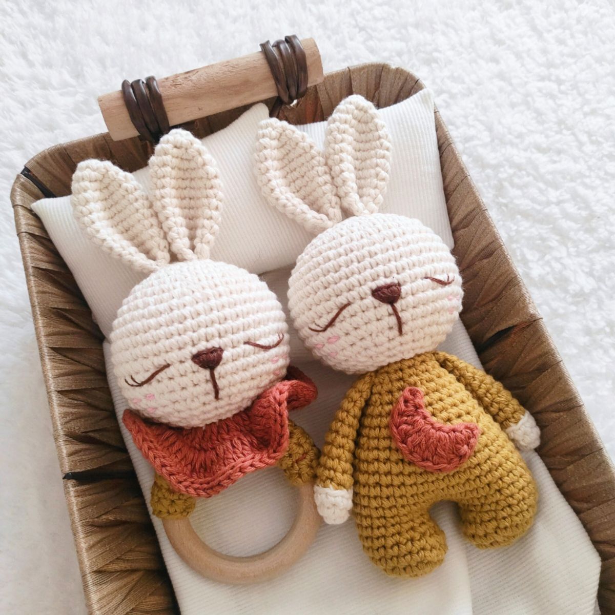 BE CRAFTY - Set Juguete y Mordedor Sonaja Conejo Algodón Antialérgico