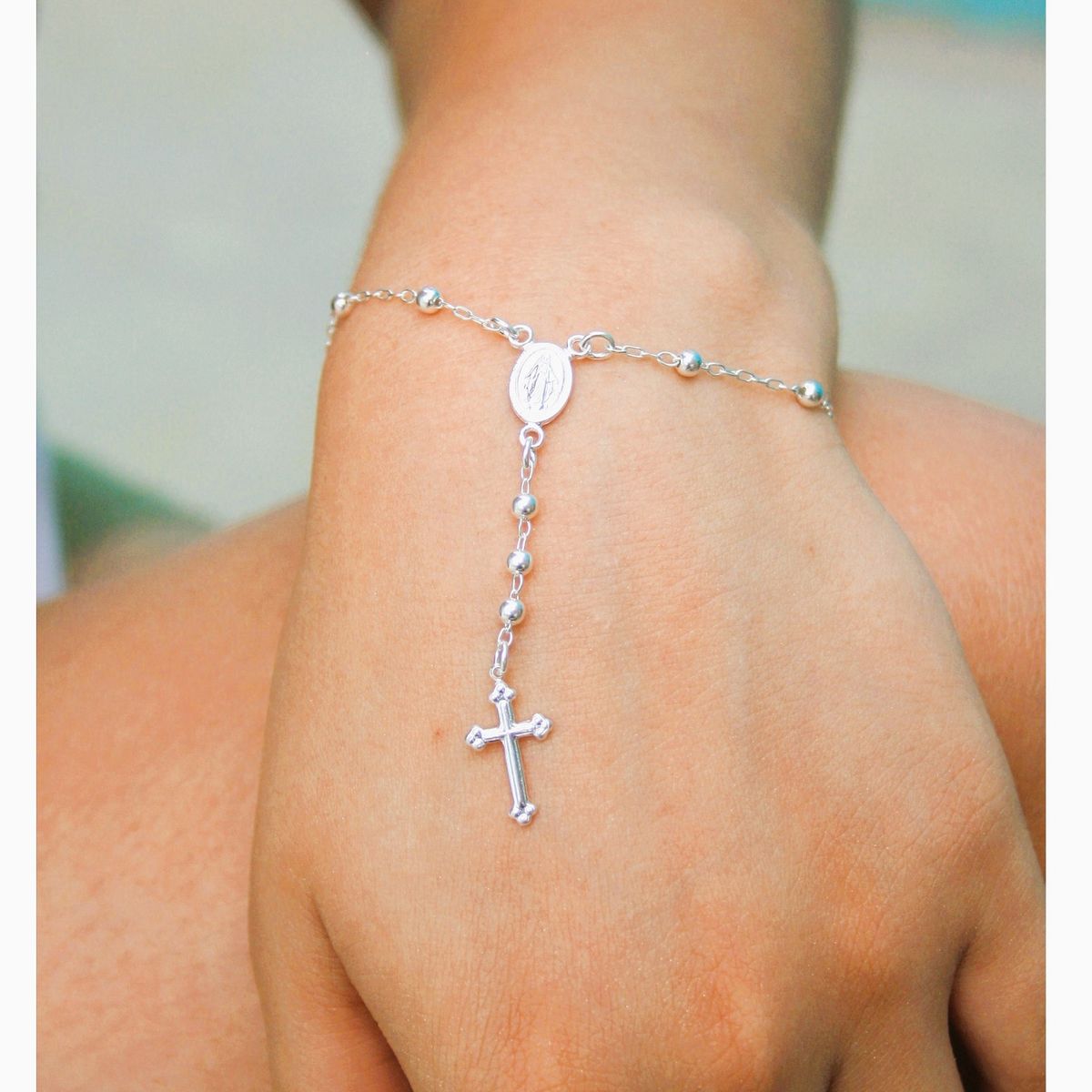 FERNANDA ROMERO JOYAS Y ACCESORIOS - Delicada pulsera Denario elaborada en Plata Nacional - FE y Bendición