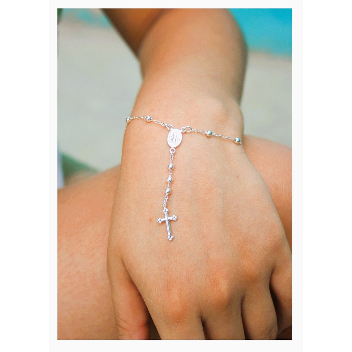 FERNANDA ROMERO JOYAS Y ACCESORIOS - Delicada pulsera Denario elaborada en Plata Nacional - FE y Bendición