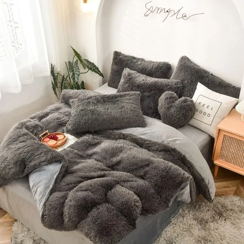 GOLDEN - EDREDÓN PIEL DE OSO DE 2 PLAZAS + 2 FUNDAS DE ALMOHADA GRIS OSCURO