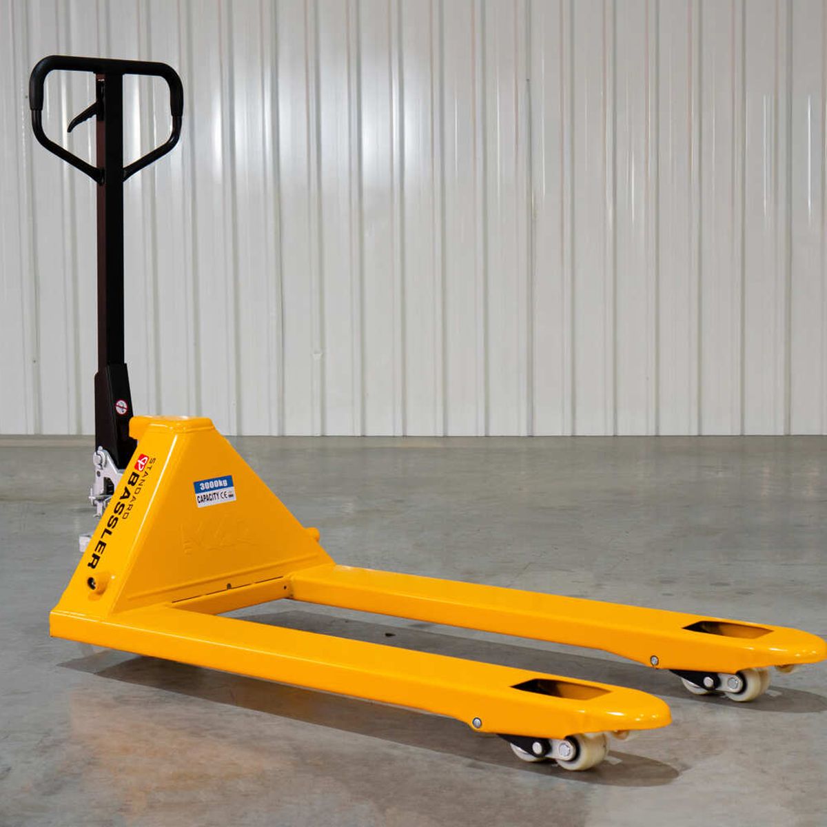 BASSLER - TRANSPALETA MANUAL 2.5 TONELADAS (L)