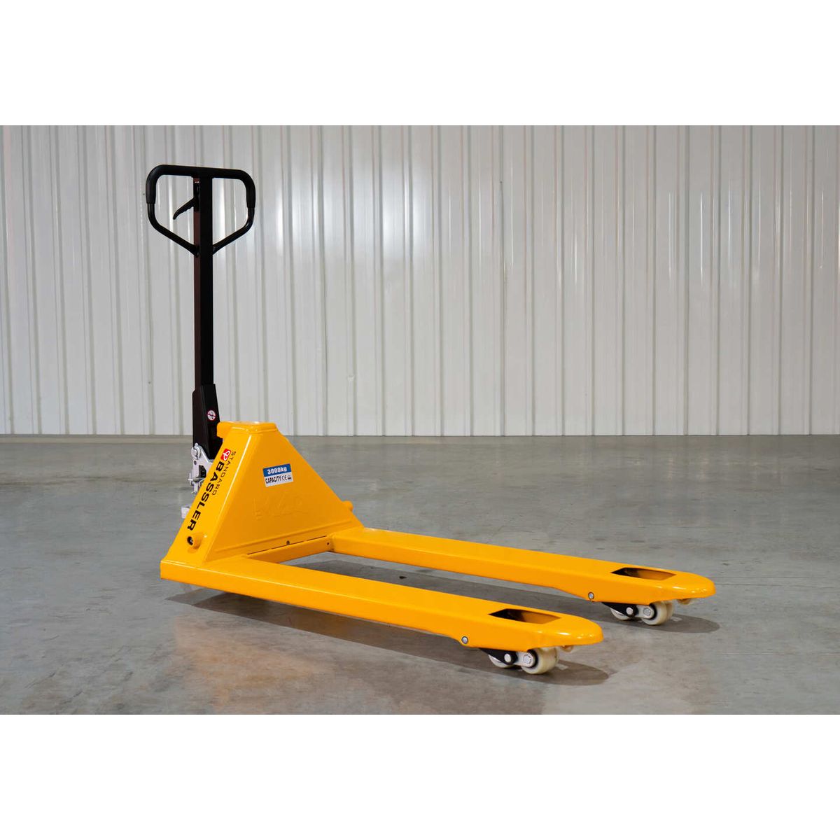 BASSLER - TRANSPALETA MANUAL 2.5 TONELADAS (L)