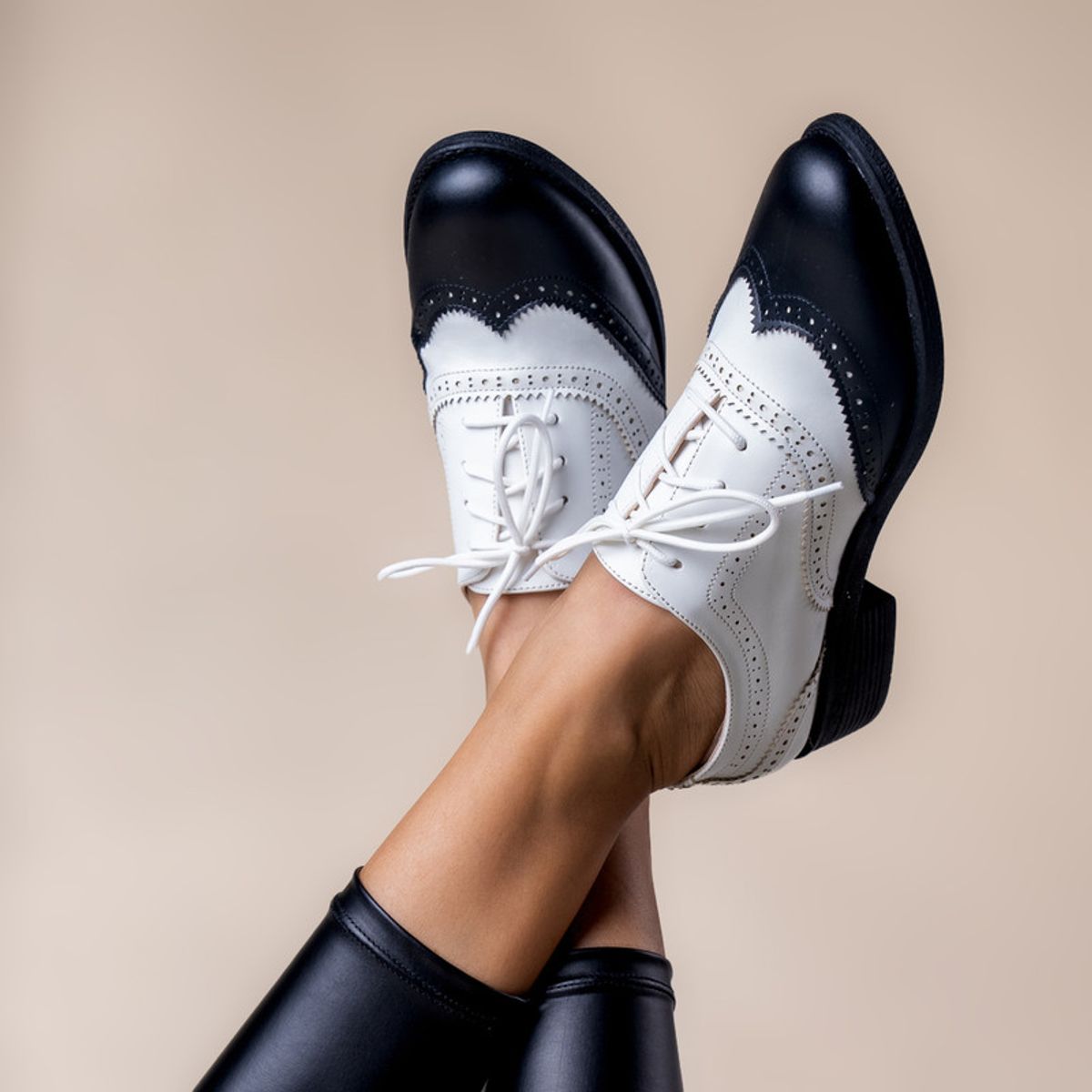 KAWKI - ZAPATOS DE MUJER OXFORD DIVERSION BLANCO PUNTA NEGRA