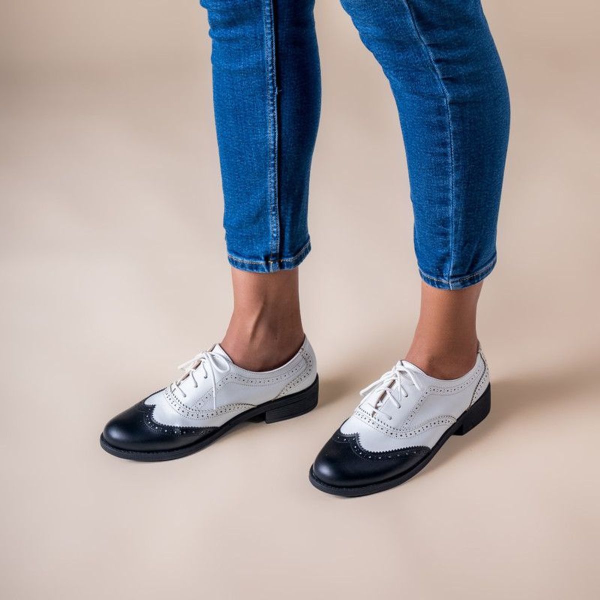 KAWKI - ZAPATOS DE MUJER OXFORD DIVERSION BLANCO PUNTA NEGRA