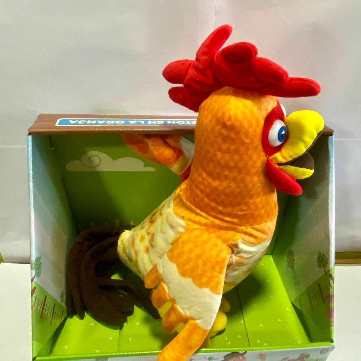 LA GRANJA DE ZENON - PELUCHE MUSICAL GALLO BARTOLITO DE LA GRANJA DE ZENÓN