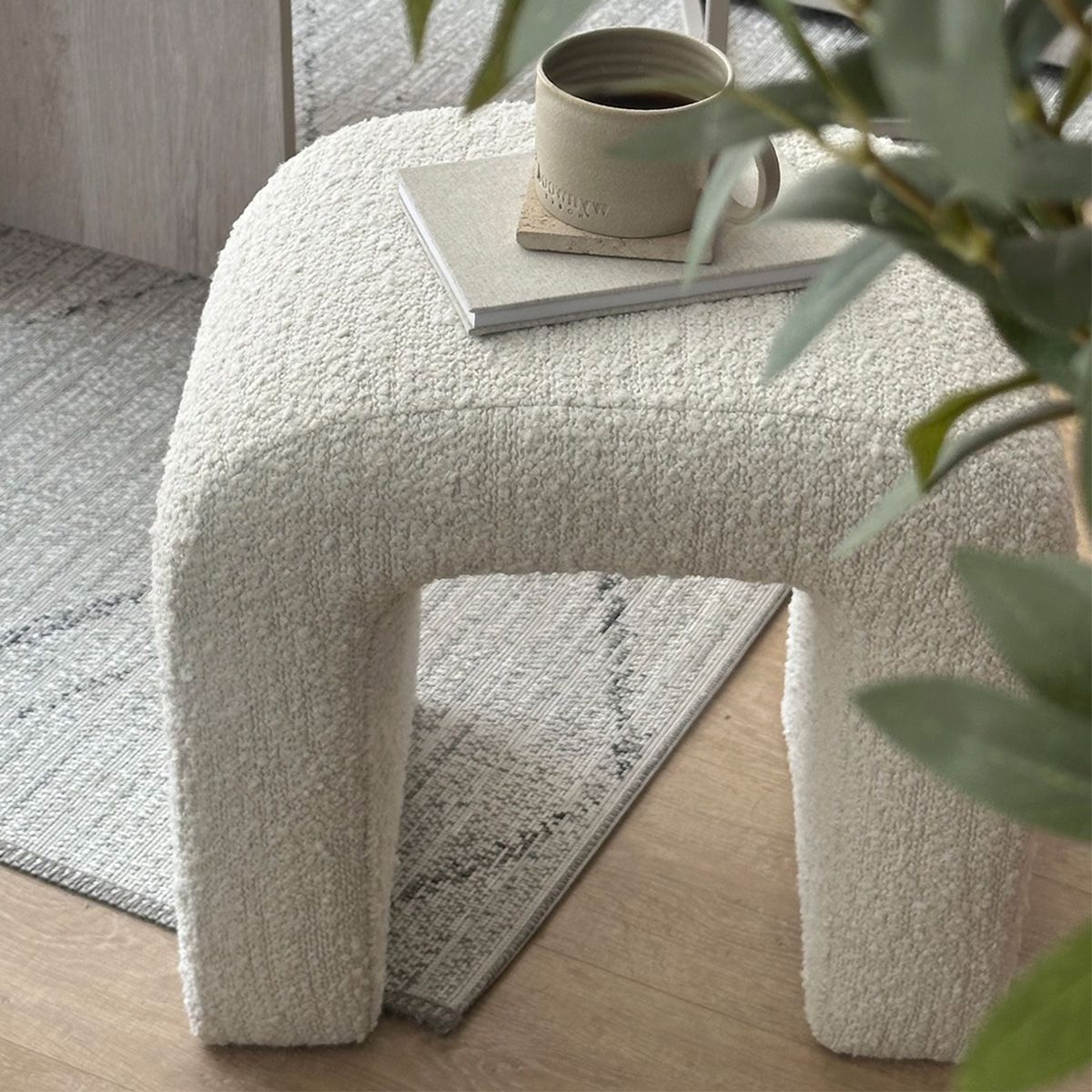 DECORATI - Puff Boucle en U color blanco hueso