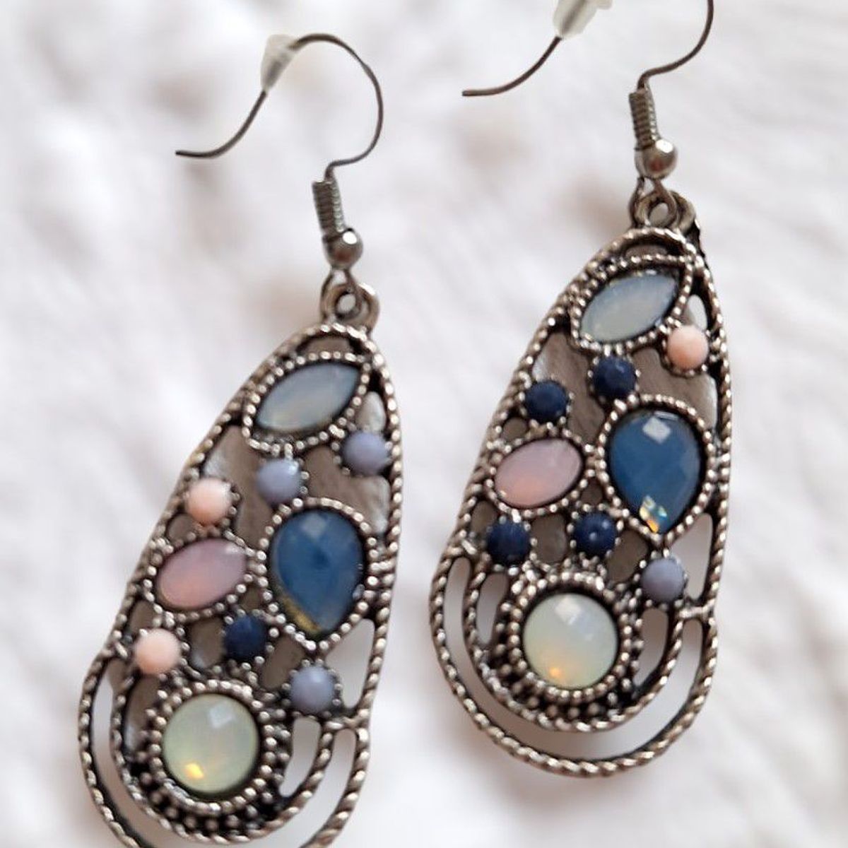 GENERICO - Aretes en diseño gota color plateado con piedras de fantasía