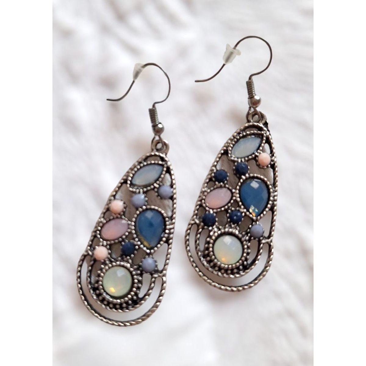 GENERICO - Aretes en diseño gota color plateado con piedras de fantasía