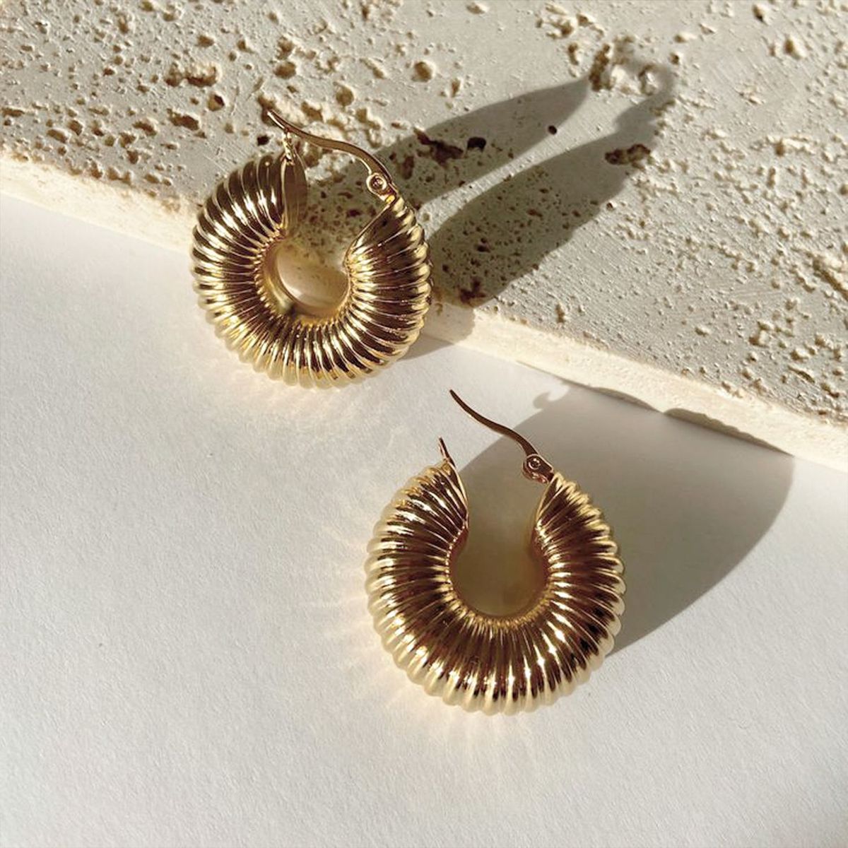 FERGUELLE - Aretes Hoop de Acero Inoxidable Donnut Dorado - Ferguelle