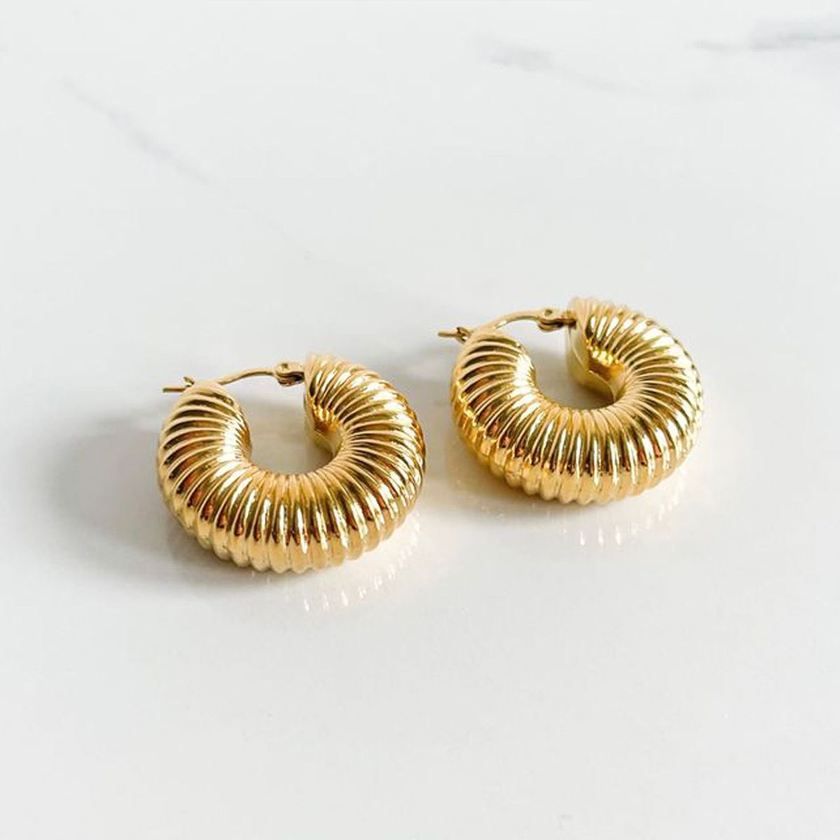 FERGUELLE - Aretes Hoop de Acero Inoxidable Donnut Dorado - Ferguelle