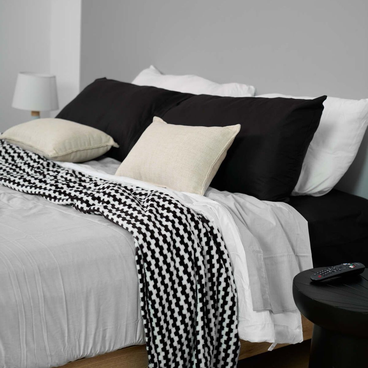 COBITEX HOME - Manta chess blanco/negro 230 x 180 cm con textura de corderito cobitex