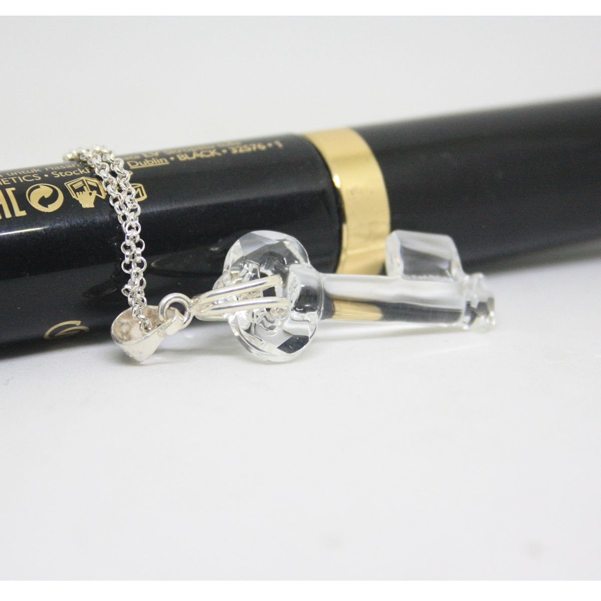 FERNANDA ROMERO JOYAS Y ACCESORIOS - Collar Llave Yoko Ono de Cristal Austriaco Cristalino Cadena Plateada