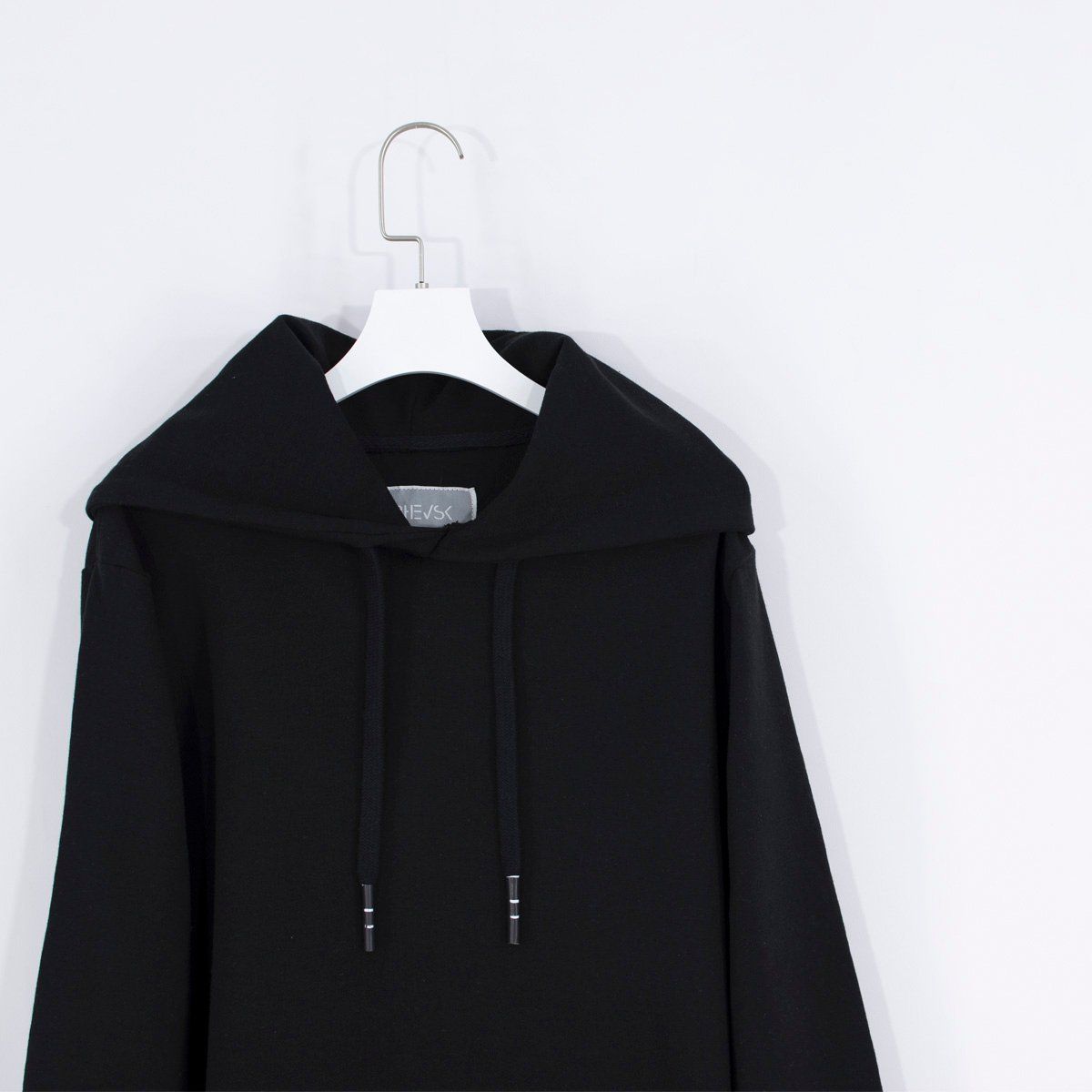 BHEVSK - Polera capucha basica negro
