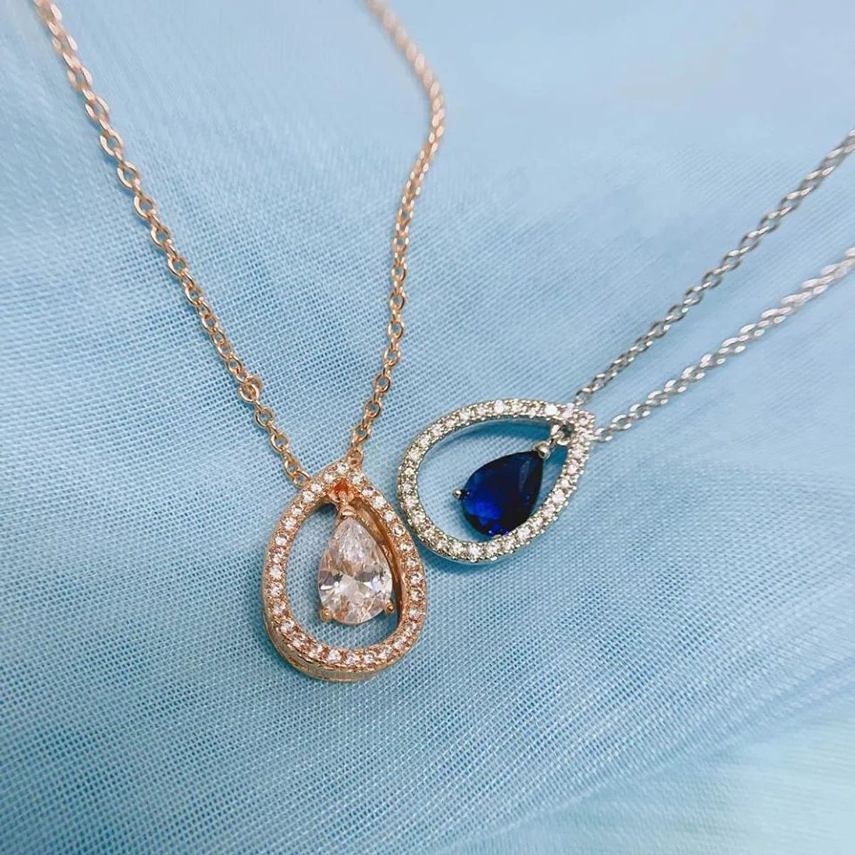 LA TIENDA 88 JOYAS Y ACCESORIOS - La Tienda 88 - Set Collar y Aretes Mujer Gota de Cristal Blanco - Azul