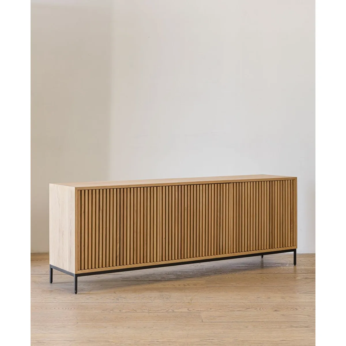 TU MESITA - Aparador Moderno Calmell Color Duna TU MESITA 3 puertas