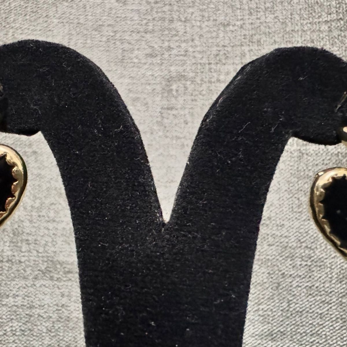 GENERICO - Aretes esmaltado negro en forma de corazon y borde dorado