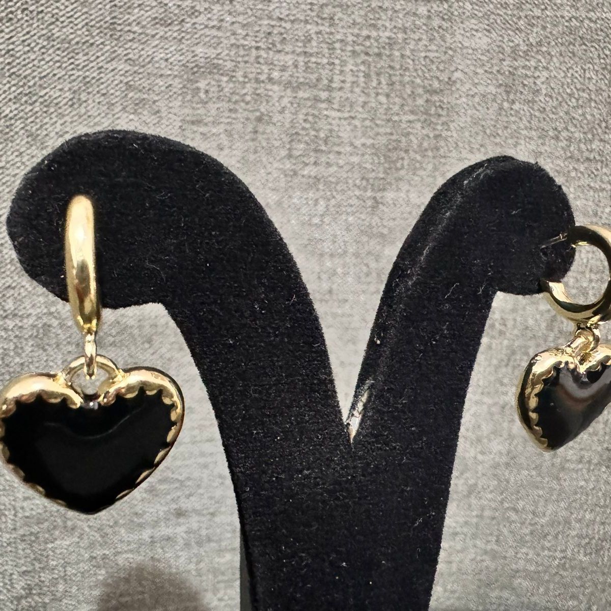 GENERICO - Aretes esmaltado negro en forma de corazon y borde dorado
