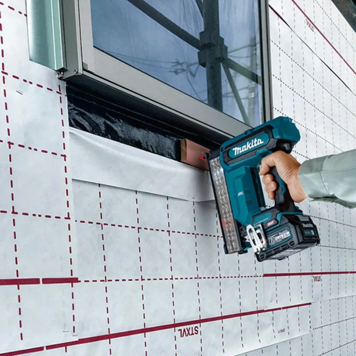 MAKITA - Clavadora XGT Makita PT001GZ