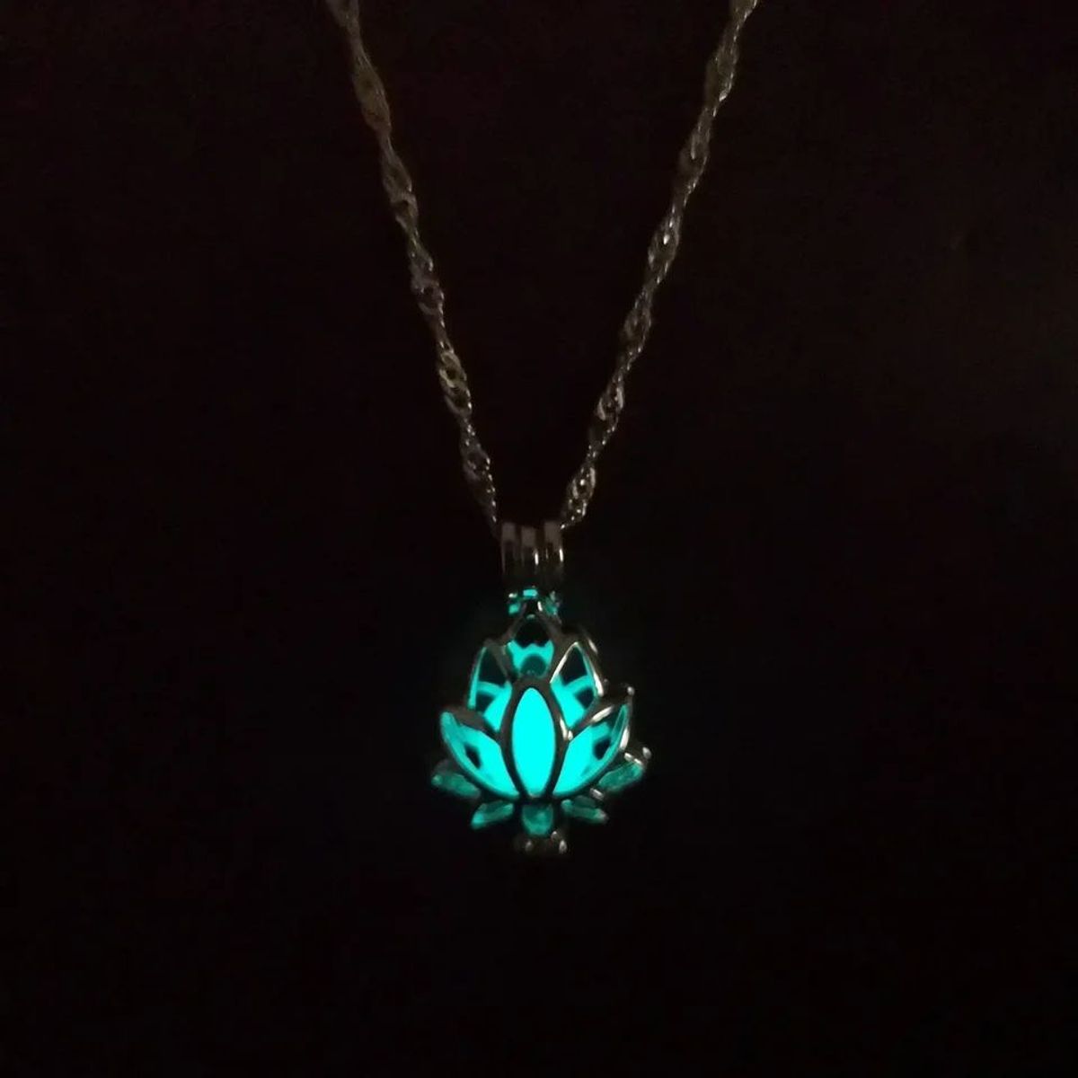 VIKINGO - Collar luminoso con colgante en forma de flor de loto