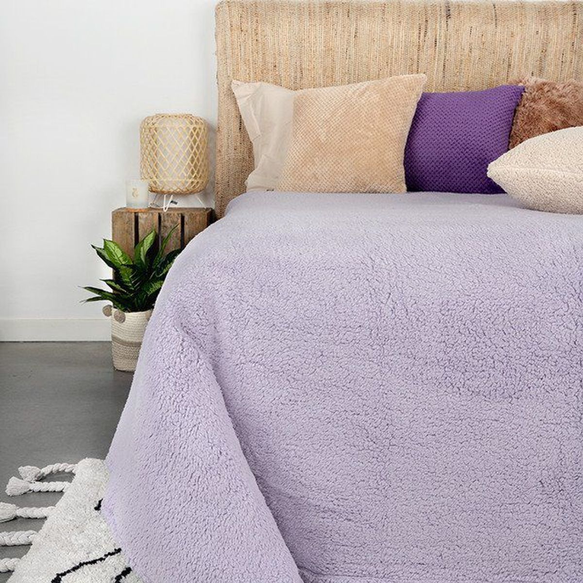 GENERICO - COLCHA PLAZA Y MEDIA DE PELUCHE PELO CORTO LILA