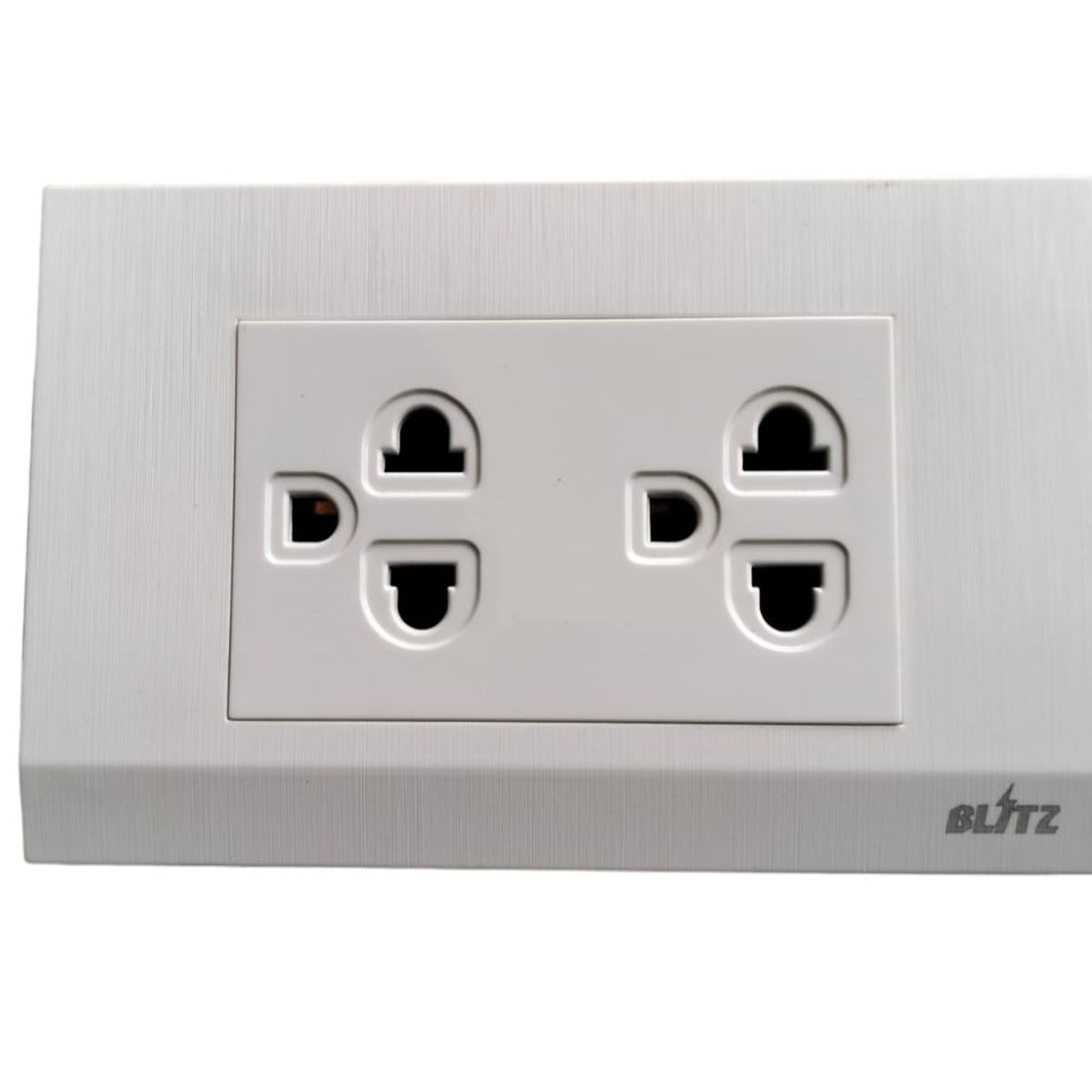 BLITZ - Tomacorriente Blitz Blanco