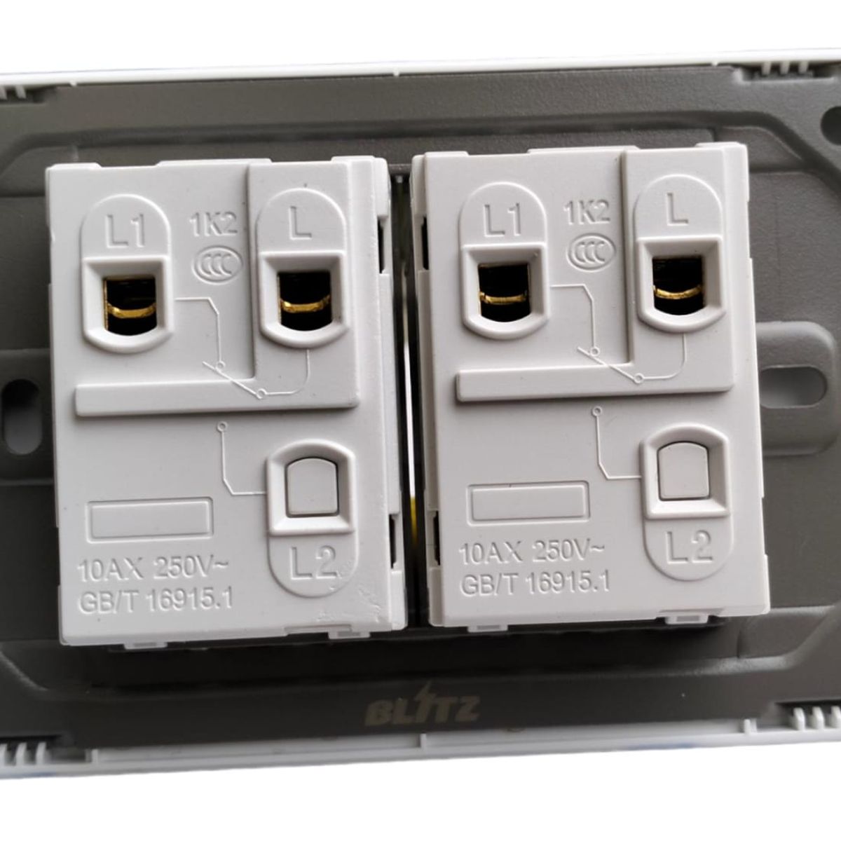 BLITZ - Tomacorriente Blitz Blanco