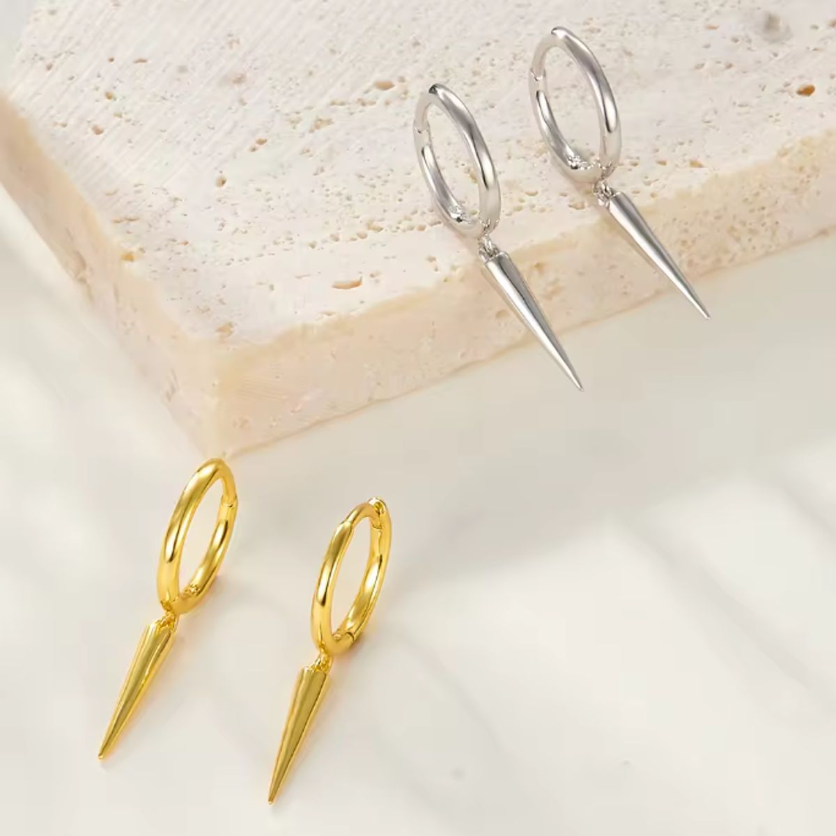 AFRODITA - Aretes de Plata Bañado en Oro 18k Modelo Huggies Rock Stuff