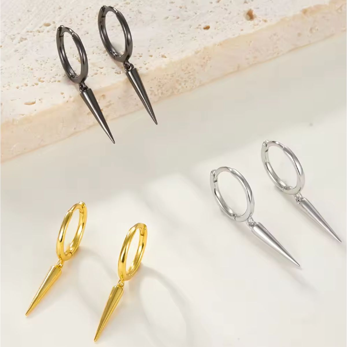 AFRODITA - Aretes de Plata Bañado en Oro 18k Modelo Huggies Rock Stuff