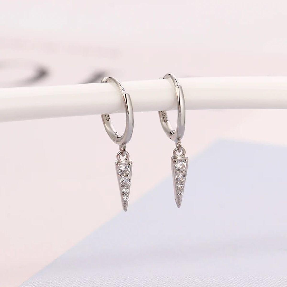 AFRODITA - Aretes de Plata 925 Bañado en Oro 18k Modelo Huggies Stewart