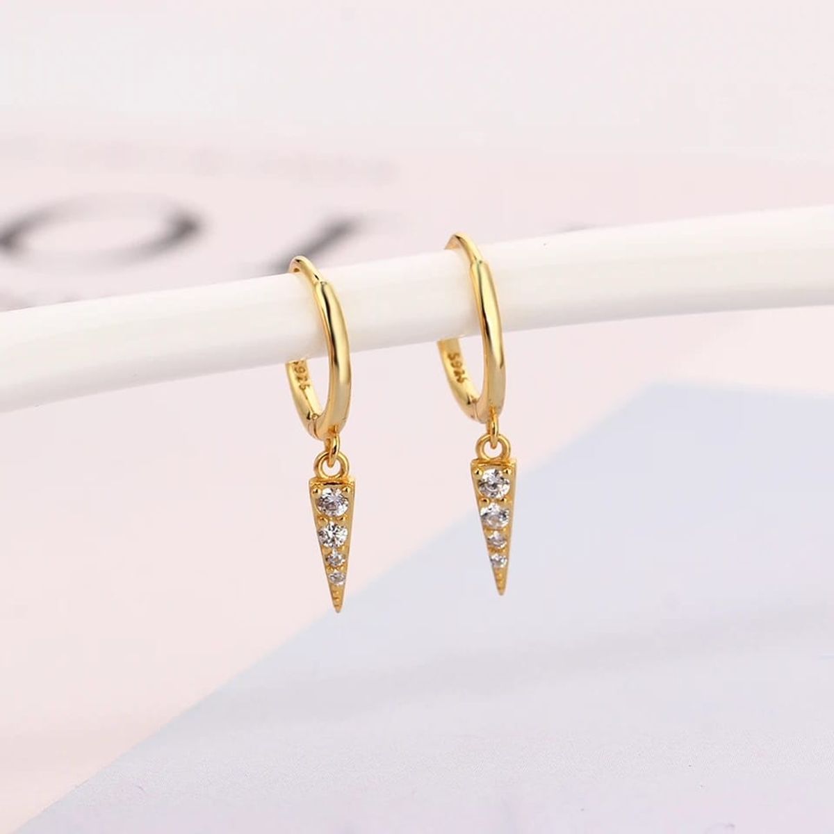 AFRODITA - Aretes de Plata 925 Bañado en Oro 18k Modelo Huggies Stewart