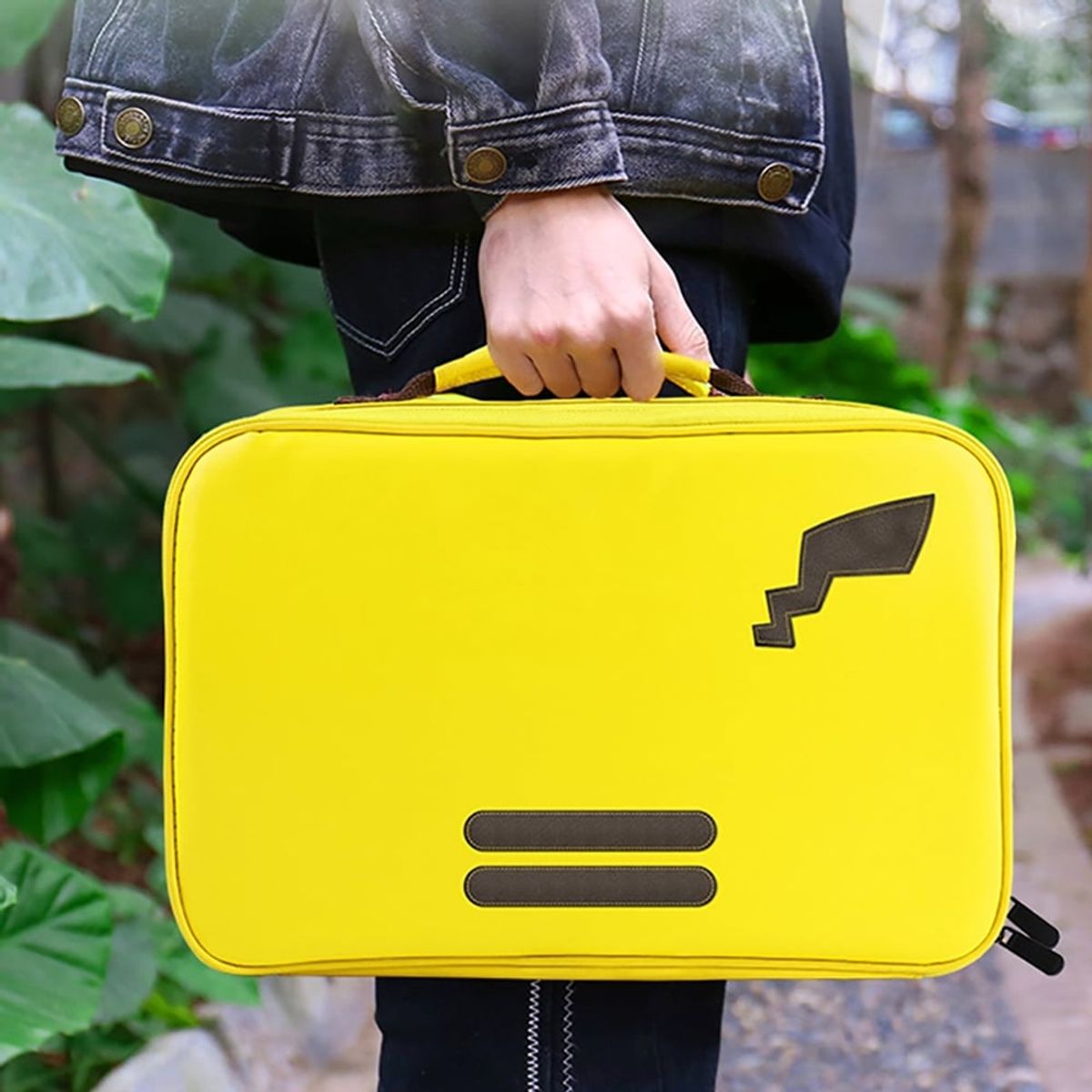 VARIOS - Pack Maleta para Nintendo Switch y Oled Pikachu Amarillo y Cargador.