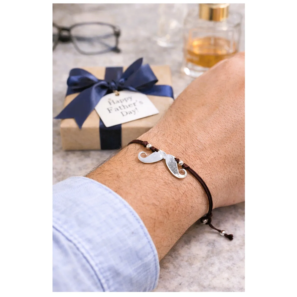 FERNANDA ROMERO JOYAS Y ACCESORIOS - Pulsera El Mejor Papá - Bigote en plata e hilo Negro