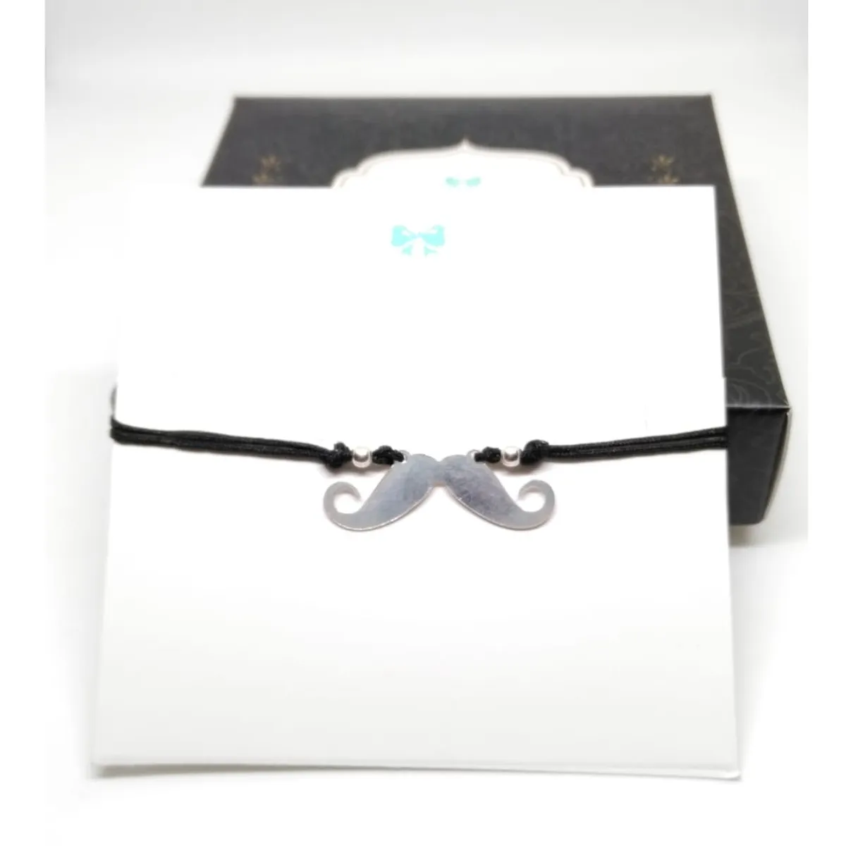 FERNANDA ROMERO JOYAS Y ACCESORIOS - Pulsera El Mejor Papá - Bigote en plata e hilo Negro