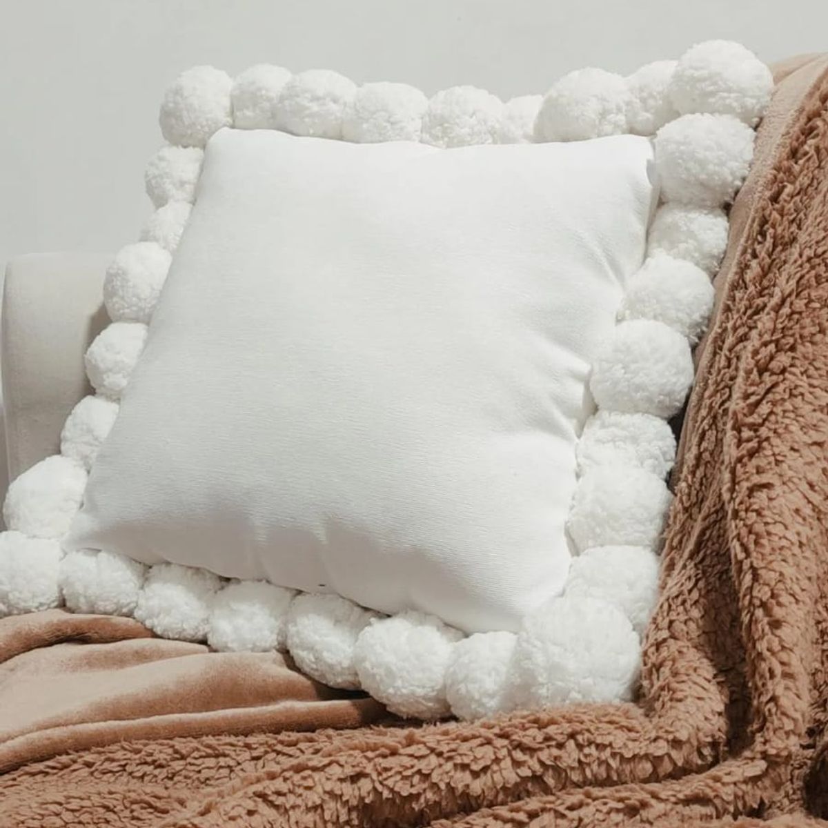 GENERICO - Cojín decorativo Pompones cuadrado 50×50 - Perla